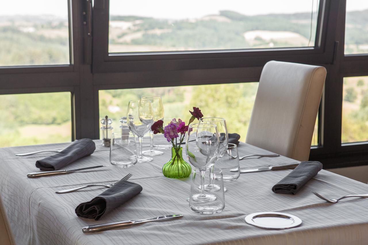 Logis Le Saint Cyr Hotel Montmelard Exterior photo