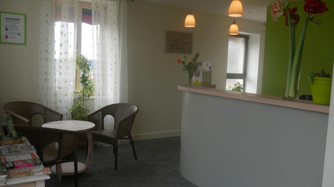 Logis Le Saint Cyr Hotel Montmelard Exterior photo