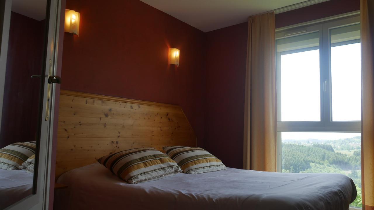 Logis Le Saint Cyr Hotel Montmelard Exterior photo
