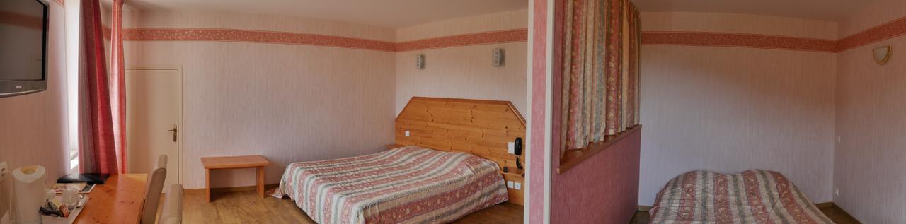 Logis Le Saint Cyr Hotel Montmelard Exterior photo