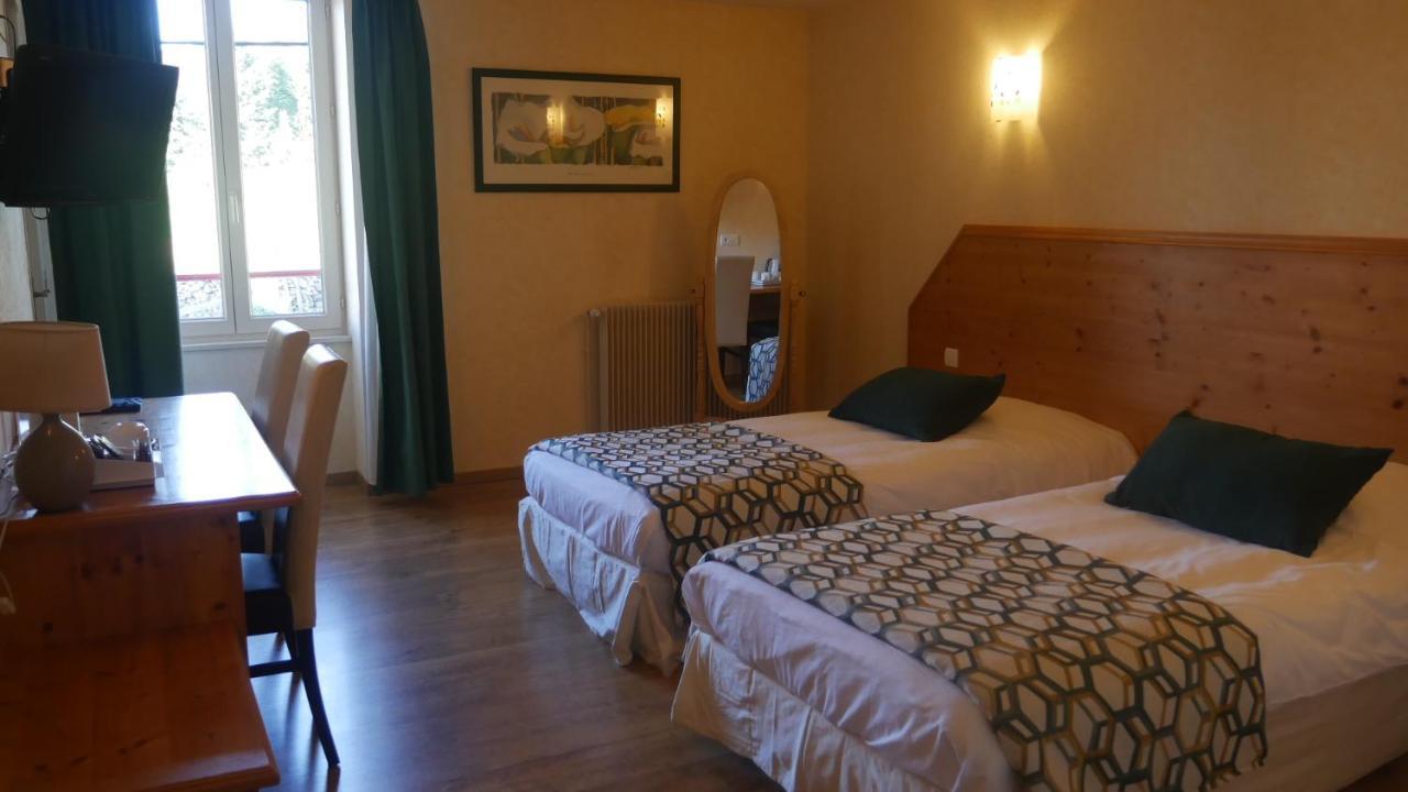 Logis Le Saint Cyr Hotel Montmelard Exterior photo