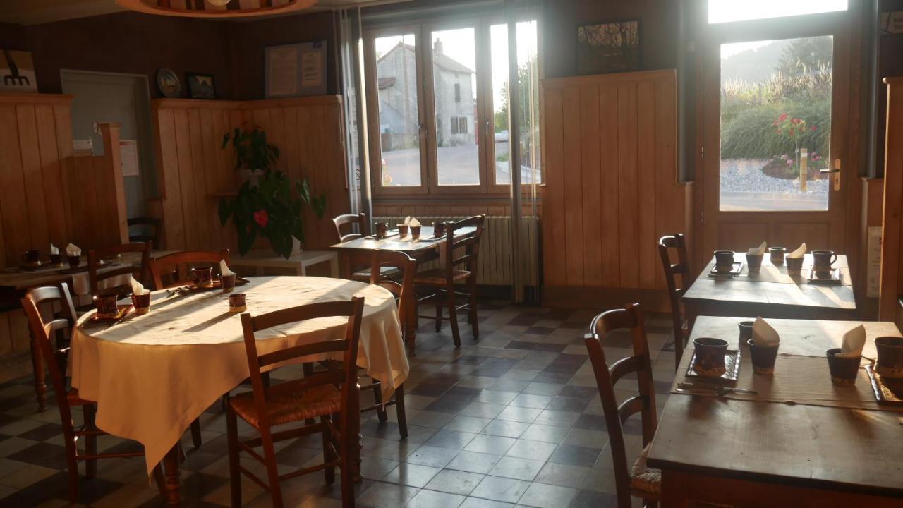 Logis Le Saint Cyr Hotel Montmelard Exterior photo