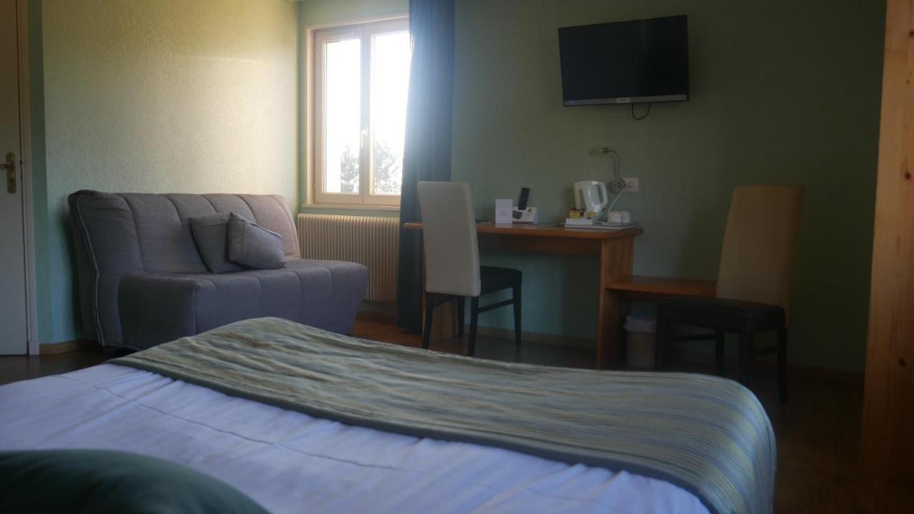 Logis Le Saint Cyr Hotel Montmelard Exterior photo