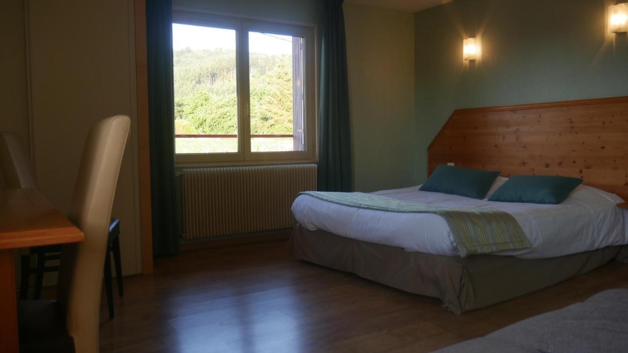 Logis Le Saint Cyr Hotel Montmelard Exterior photo